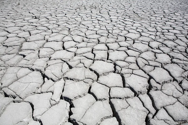 Kurak ve kırık toprak
