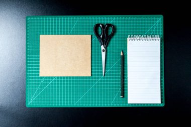 Pano, kalem, kalem, kağıt makas ve karton yapıştırmalı el işi masa. Diy konsepti. Sanatsal kavram.