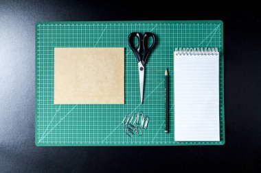 Pano, kalem, kalem, kağıt makas ve karton yapıştırmalı el işi masa. Diy konsepti. Sanatsal kavram.