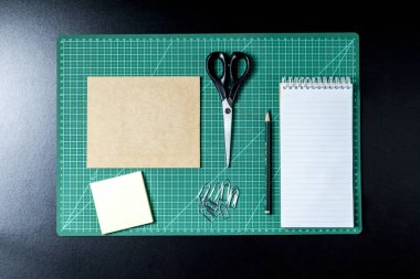 Pano, kalem, kalem, kağıt makas ve karton yapıştırmalı el işi masa. Diy konsepti. Sanatsal kavram.