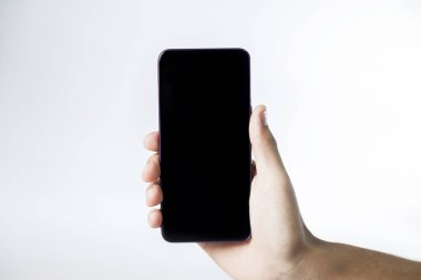 Tarafsız bir arkaplanda akıllı telefonu tutmak. Akıllı telefon konsepti. uygulama kavramı.