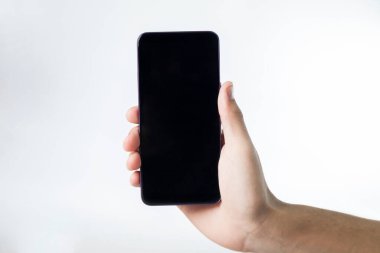 Tarafsız bir arkaplanda akıllı telefonu tutmak. Akıllı telefon konsepti. uygulama kavramı.