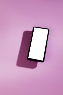 Pembe masanın üstünde beyaz ekranlı akıllı telefon. Cep telefonu konsepti. Beyaz ekran konsepti.