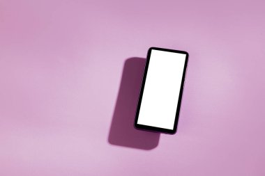 Pembe masanın üstünde beyaz ekranlı akıllı telefon. Cep telefonu konsepti. Beyaz ekran konsepti.