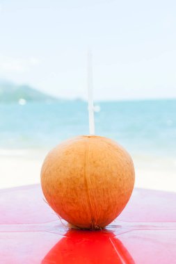 Plaj büfesinde buzlu hindistan cevizi.