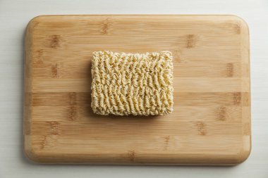 Masada erişteli erişte ve yemek çubuğu var. Ramen konsepti. Asya gıda kavramı.