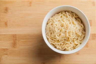 Erişteli erişte ve yemek çubuğu. Ramen konsepti. Erişte konsepti.