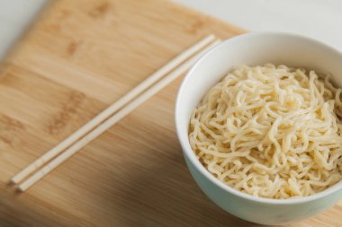 Erişteli erişte ve yemek çubuğu. Ramen konsepti. Erişte konsepti.