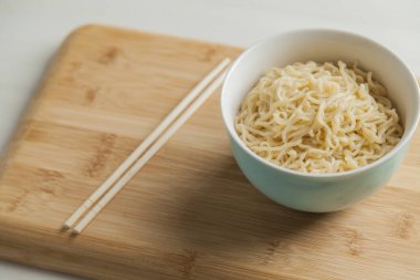 Erişteli erişte ve yemek çubuğu. Ramen konsepti. Erişte konsepti.