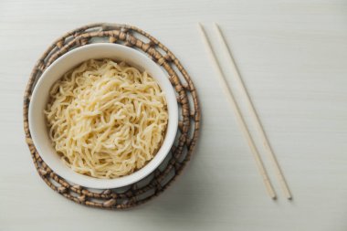 Erişteli erişte ve yemek çubuğu. Ramen konsepti. Erişte konsepti.