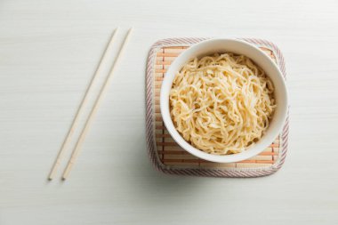 Erişteli erişte ve yemek çubuğu. Ramen konsepti. Erişte konsepti.
