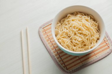 Erişteli erişte ve yemek çubuğu. Ramen konsepti. Erişte konsepti.