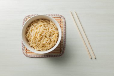 Erişteli erişte ve yemek çubuğu. Ramen konsepti. Erişte konsepti.