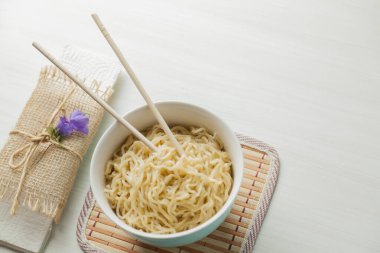 Erişteli erişte ve yemek çubuğu. Ramen konsepti. Erişte konsepti.