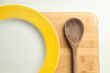 Masada tahta kesme tahtasıyla bir tabak yemek. Mesaj için yer var. Boşluğu kopyala.