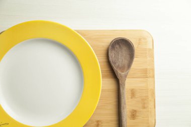 Masada tahta kesme tahtasıyla bir tabak yemek. Mesaj için yer var. Boşluğu kopyala.