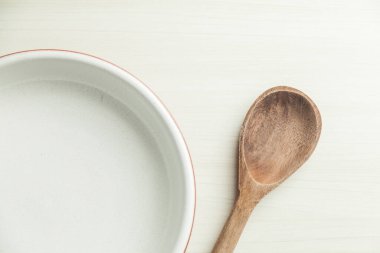 Masada tahta kesme tahtasıyla bir tabak yemek. Mesaj için yer var. Boşluğu kopyala.