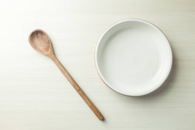 Masada tahta kesme tahtasıyla bir tabak yemek. Mesaj için yer var. Boşluğu kopyala.