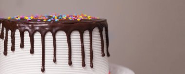 Çocukların doğum günü pastası, üstünde çikolata ve renkli şekerler var. Pasta konsepti. Şekerleme konsepti.