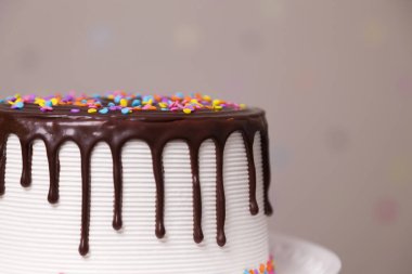 Çocukların doğum günü pastası, üstünde çikolata ve renkli şekerler var. Pasta konsepti. Şekerleme konsepti.