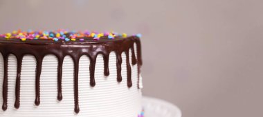 Çocukların doğum günü pastası, üstünde çikolata ve renkli şekerler var. Pasta konsepti. Şekerleme konsepti.