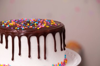 Çocukların doğum günü pastası, üstünde çikolata ve renkli şekerler var. Pasta konsepti. Şekerleme konsepti.