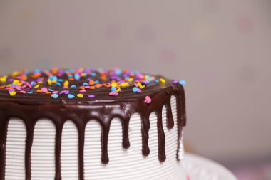 Çocukların doğum günü pastası, üstünde çikolata ve renkli şekerler var. Pasta konsepti. Şekerleme konsepti.