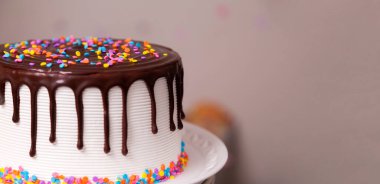 Çocukların doğum günü pastası, üstünde çikolata ve renkli şekerler var. Pasta konsepti. Şekerleme konsepti.