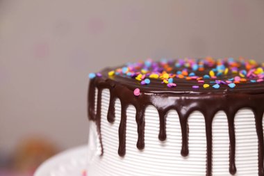 Çocukların doğum günü pastası, üstünde çikolata ve renkli şekerler var. Pasta konsepti. Şekerleme konsepti.