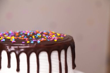 Çocukların doğum günü pastası, üstünde çikolata ve renkli şekerler var. Pasta konsepti. Şekerleme konsepti.