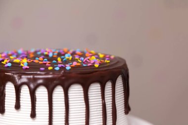 Çocukların doğum günü pastası, üstünde çikolata ve renkli şekerler var. Pasta konsepti. Şekerleme konsepti.