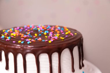 Çocukların doğum günü pastası, üstünde çikolata ve renkli şekerler var. Pasta konsepti. Şekerleme konsepti.