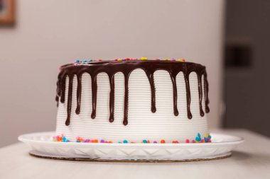 Çocukların doğum günü pastası, üstünde çikolata ve renkli şekerler var. Pasta konsepti. Şekerleme konsepti.