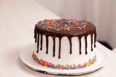 Çocukların doğum günü pastası, üstünde çikolata ve renkli şekerler var. Pasta konsepti. Şekerleme konsepti.