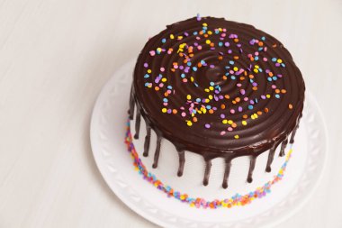 Çocukların doğum günü pastası, üstünde çikolata ve renkli şekerler var. Pasta konsepti. Şekerleme konsepti.