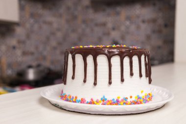 Çocukların doğum günü pastası, üstünde çikolata ve renkli şekerler var. Pasta konsepti. Şekerleme konsepti.