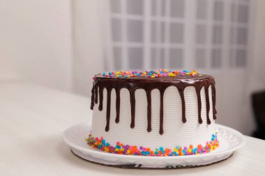 Çocukların doğum günü pastası, üstünde çikolata ve renkli şekerler var. Pasta konsepti. Şekerleme konsepti.