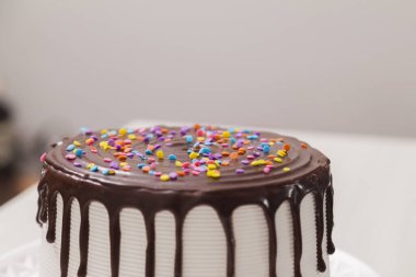 Çocukların doğum günü pastası, üstünde çikolata ve renkli şekerler var. Pasta konsepti. Şekerleme konsepti.