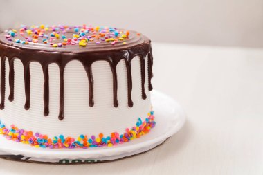 Çocukların doğum günü pastası, üstünde çikolata ve renkli şekerler var. Pasta konsepti. Şekerleme konsepti.