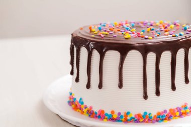 Çocukların doğum günü pastası, üstünde çikolata ve renkli şekerler var. Pasta konsepti. Şekerleme konsepti.