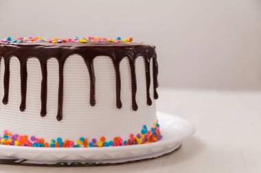 Çocukların doğum günü pastası, üstünde çikolata ve renkli şekerler var. Pasta konsepti. Şekerleme konsepti.