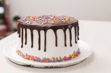 Çocukların doğum günü pastası, üstünde çikolata ve renkli şekerler var. Pasta konsepti. Şekerleme konsepti.