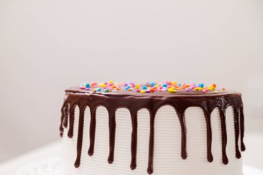 Çocukların doğum günü pastası, üstünde çikolata ve renkli şekerler var. Pasta konsepti. Şekerleme konsepti.