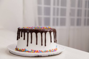 Çocukların doğum günü pastası, üstünde çikolata ve renkli şekerler var. Pasta konsepti. Şekerleme konsepti.