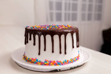 Çocukların doğum günü pastası, üstünde çikolata ve renkli şekerler var. Pasta konsepti. Şekerleme konsepti.