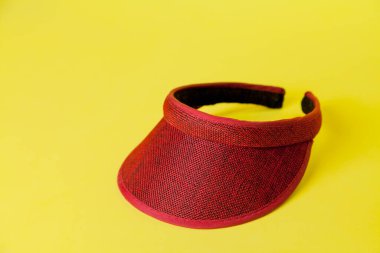 Sarı arka planda güneşlik. Vizör konsepti. Yaz konsepti. Boşluğu kopyala.