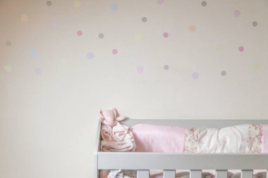 Renkli puantiyeli bebek beşiği. Beşik konsepti. Çocuk konsepti.