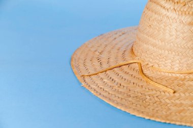 Mavi arka planda Sombrero şapkası. Sombrero konsepti. Tatil konsepti. Boşluğu kopyala.