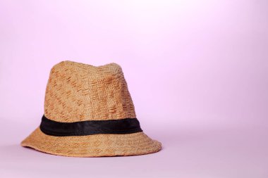 Pembe arka planda hasır şapka. Şapka konsepti. Saman konsepti.