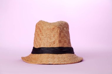 Pembe arka planda hasır şapka. Şapka konsepti. Saman konsepti.